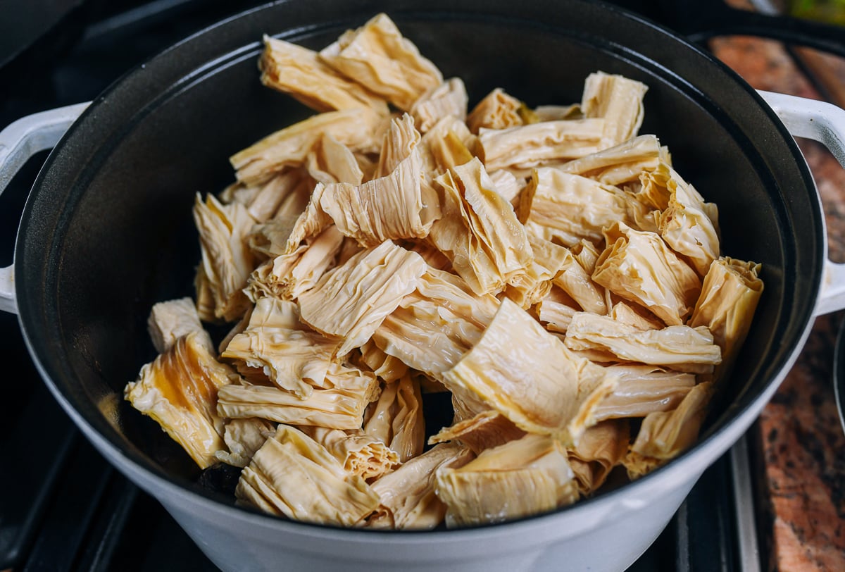adding dried bean curd sticks to stew
